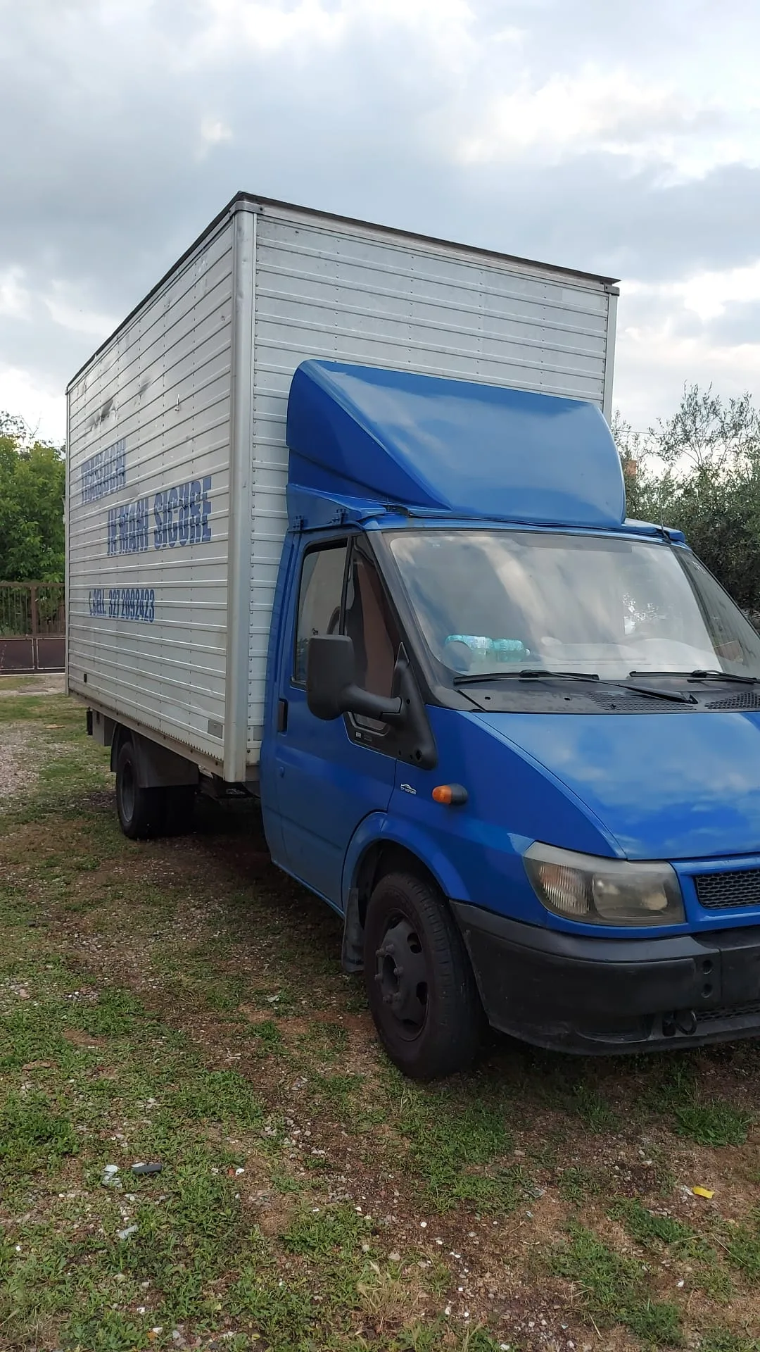 Il furgone blu con cassone chiuso di Sgomberi SOS, pronto per il carico